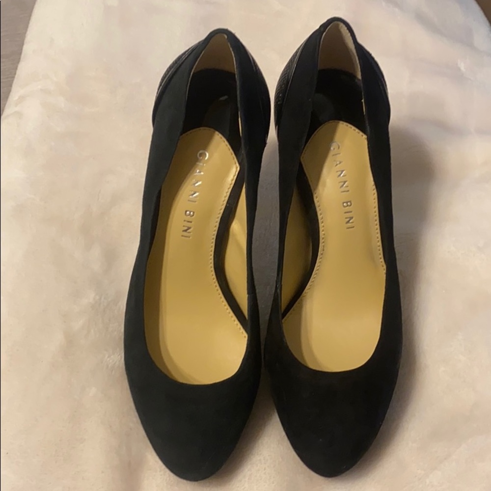 Gianni Bini black suede heel
